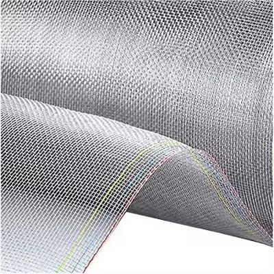 Lo schermo interno di fibra di vetro nero tiene fuori le zanzare e permette il flusso d'aria