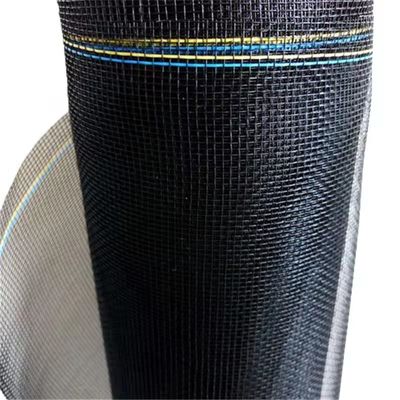 Lo schermo interno di fibra di vetro nero tiene fuori le zanzare e permette il flusso d'aria
