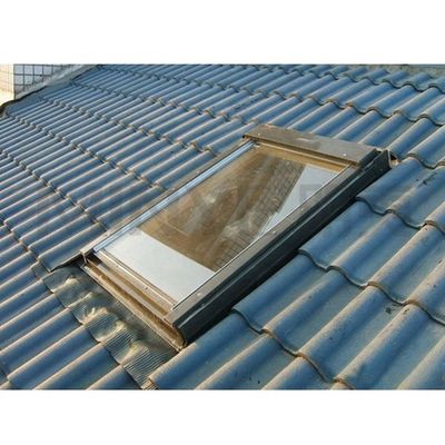 Progettazione moderna soffitto ambientale lucernario tetto finestre superiori con persiane elettriche