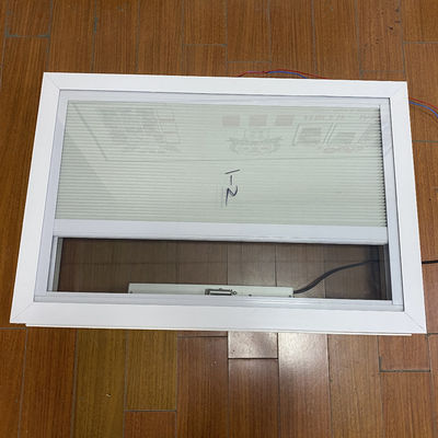 Progettazione moderna soffitto ambientale lucernario tetto finestre superiori con persiane elettriche