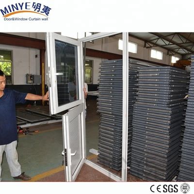 Punto d'accesso di ingresso in stile swing a doppia porta aperta