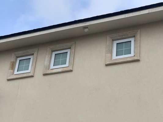 Finestra scorrevole in vetro temperato in PVC/PVC con griglie decorative e funzione a prova di vento