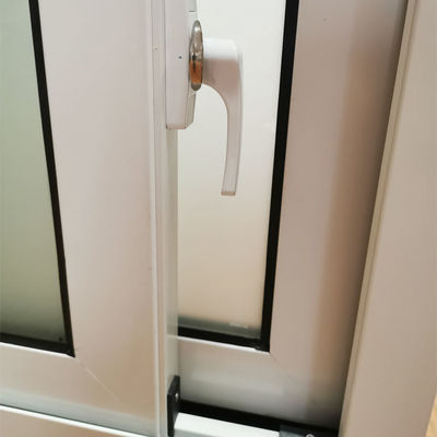 Finestre di stanza da letto colpite da uragano con cornice di plastica e vetro da ufficio