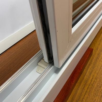 Finestra scorrevole in PVC bianca all'interno per prestazioni a prova di vento