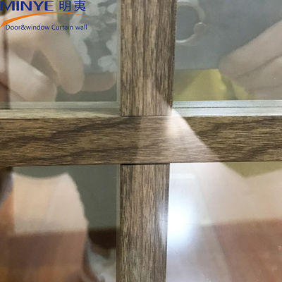Finestra in UPVC con apertura orizzontale e telaio in lega di alluminio