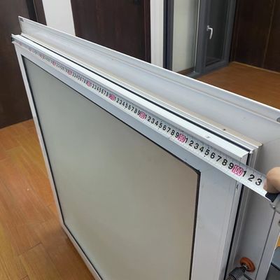 Finestrino d'angolo in vetro in alluminio a colori di legno con funzione a prova di vento e design in vetro
