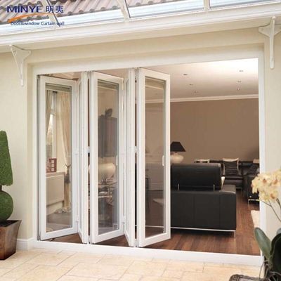 Porte pieghevoli in alluminio a colori personalizzati per l'isolamento termico e l'impermeabilizzazione degli ingressi moderni