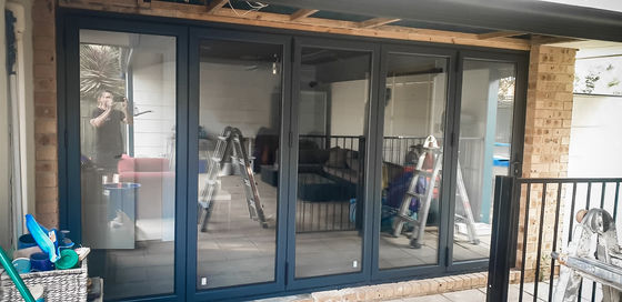 Porta di fisarmonica in vetro ripiegabile con design moderno e facile manutenzione