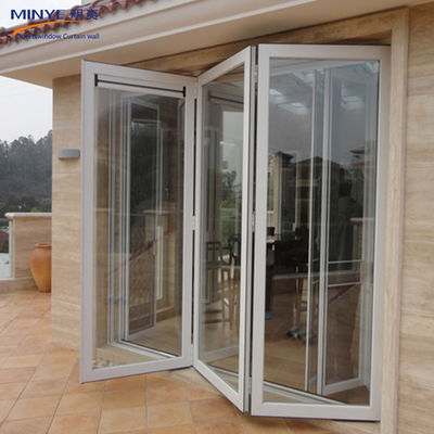 Garage con porta pieghevole a profilo di alluminio commerciale con durabilità duratura