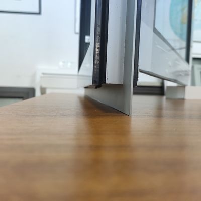 Finestra di casamento in lega di alluminio di design moderno per sigillare il balcone contro un forte tifone