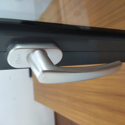 Finestra di casamento in lega di alluminio di design moderno per sigillare il balcone contro un forte tifone