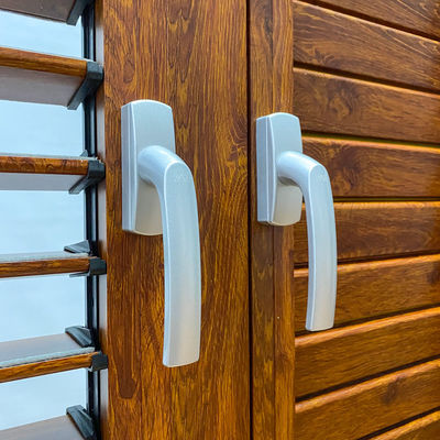 Soluzione di progettazione alberghiera Profilo anodizzato o rivestito in polvere Finish Swing Open Shutter