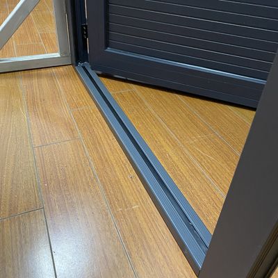 Stile di design moderno Placca di alluminio grigio porta singola per porte di casement