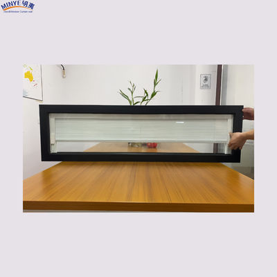 Bellissime finestre fisse con le lucchette per l' isolamento acustico e la privacy sigillate