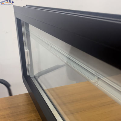 Bellissime finestre fisse con le lucchette per l' isolamento acustico e la privacy sigillate