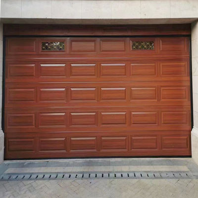 Porta di garage in alluminio di stile moderno per durabilità e affidabilità