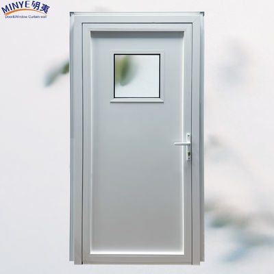 Porta d'ingresso in alluminio a colori personalizzati per casa o azienda all'interno della villa giardino