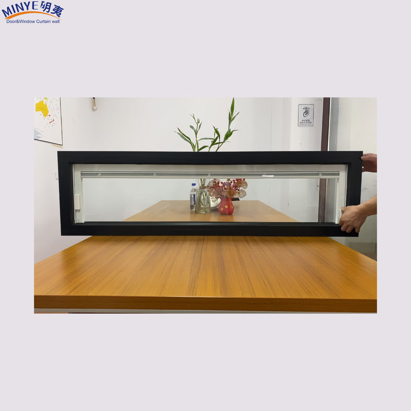 Bellissime finestre fisse con le lucchette per l' isolamento acustico e la privacy sigillate